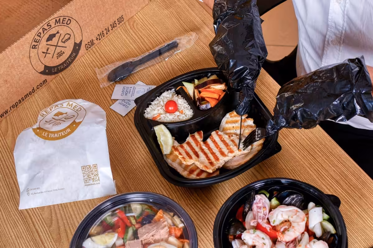 Assiettes avec solutions écologiques pour repas d'entreprise à Nabeul