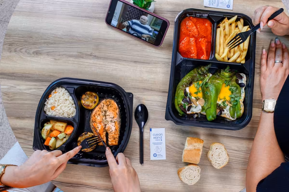 Équipe partageant des solutions écologiques pour repas d'entreprise à Nabeul