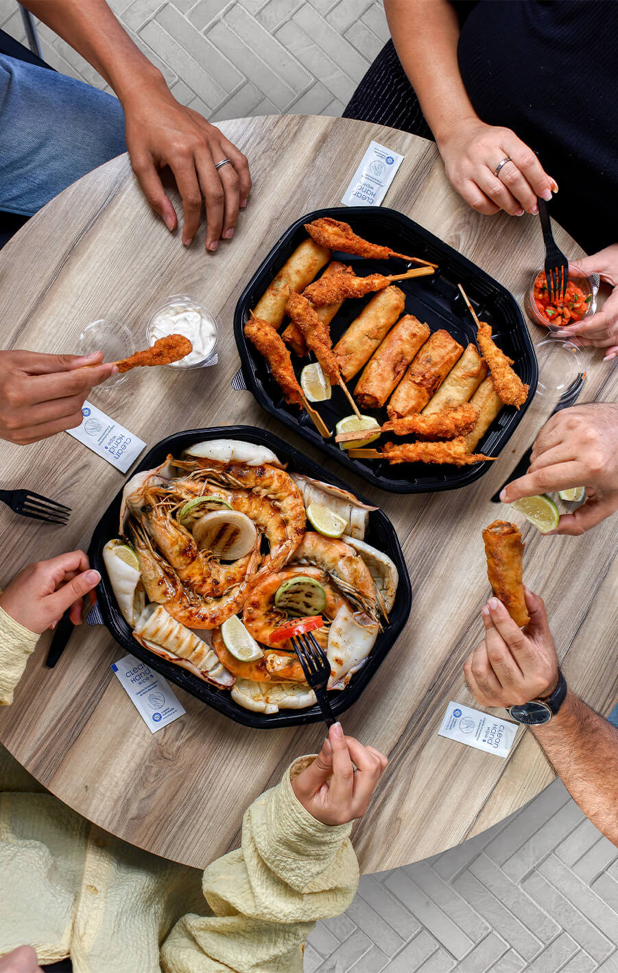 notre équipe kiffe le repas préparé par notre traiteur team building 