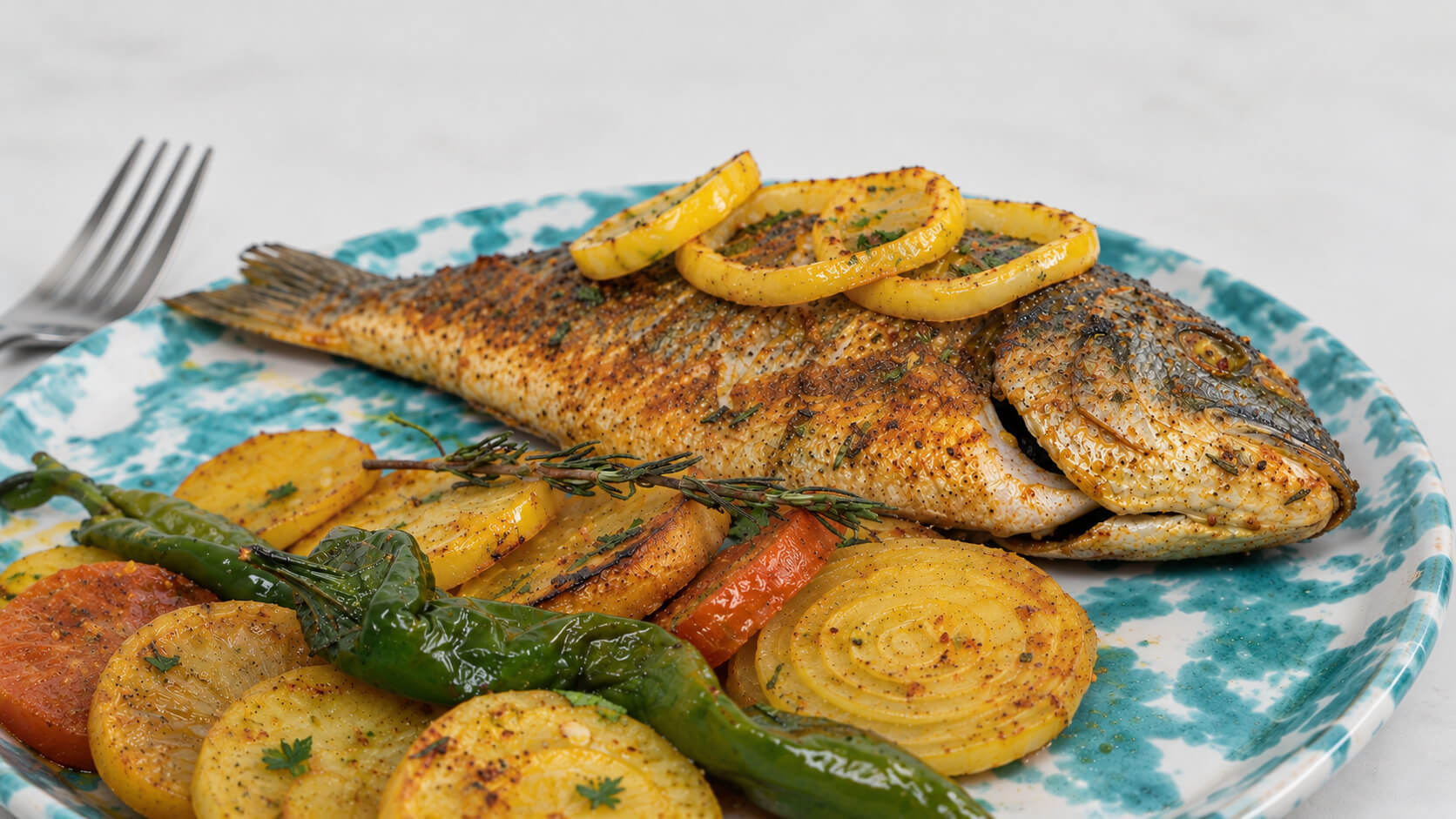 Dorade au four ou grillée : version au four avec légumes rôtis chez Repas Med à Nabeul et Hammamet