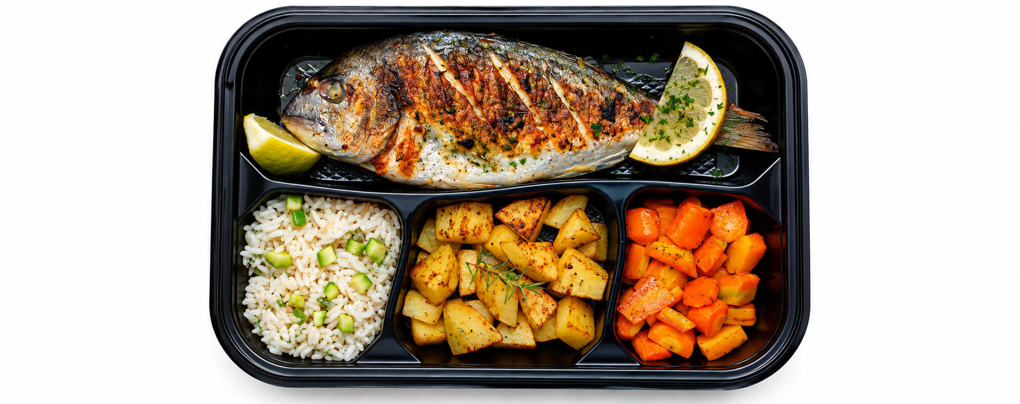Dorade grillée servie avec riz, pommes de terre et carottes chez Repas Med à Nabeul