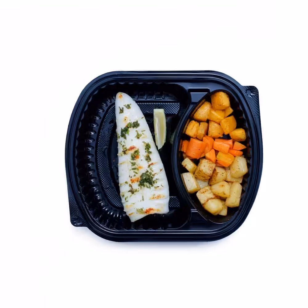 Plat sain avec poisson et légumes rôtis.