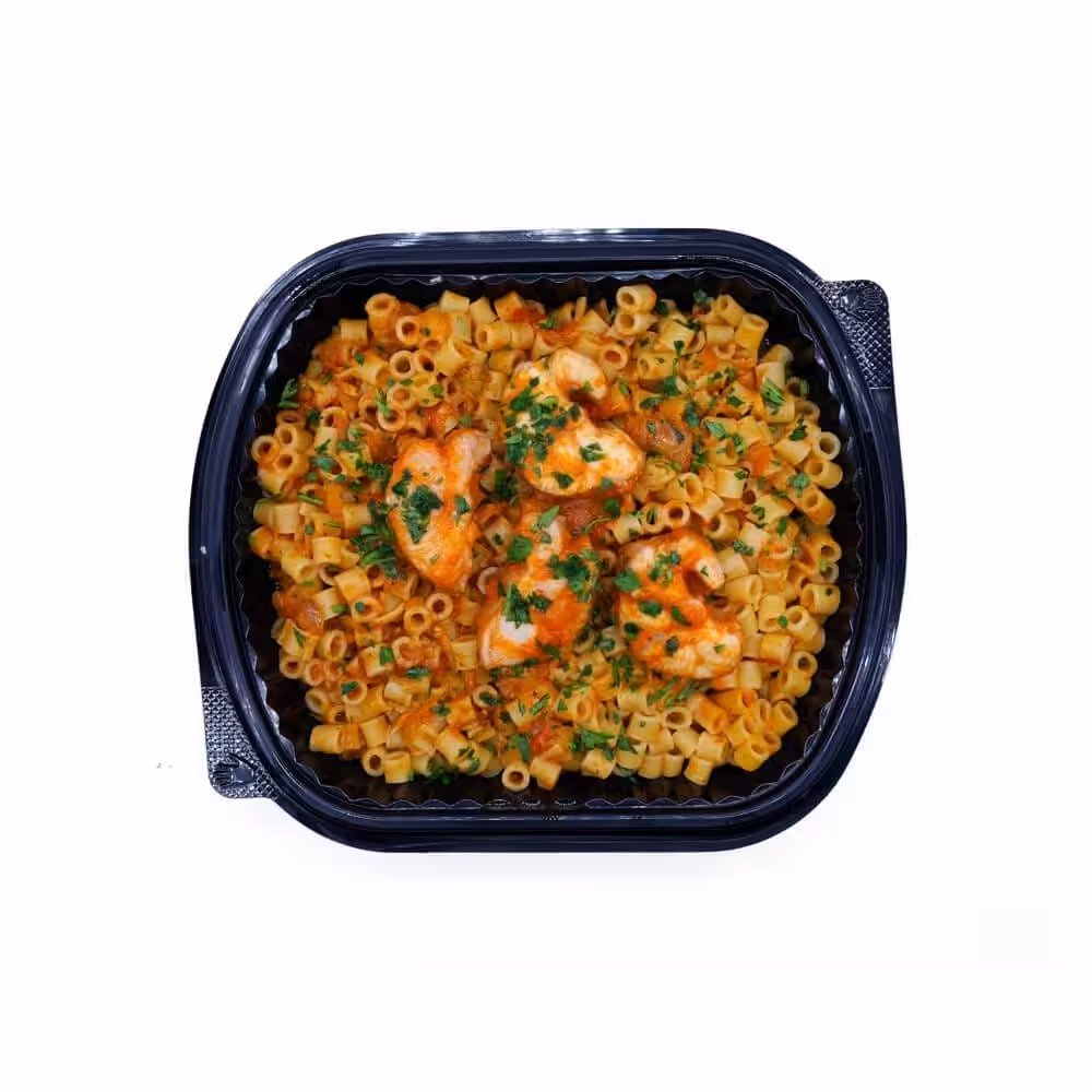 Pâtes au poulet, sauce tomate, persil.