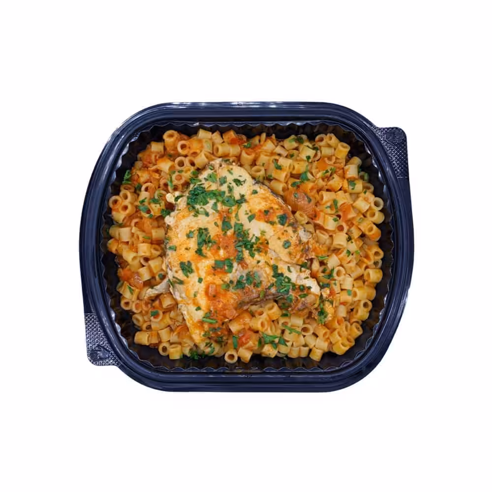 Poulet et pâtes au four dans un plat.