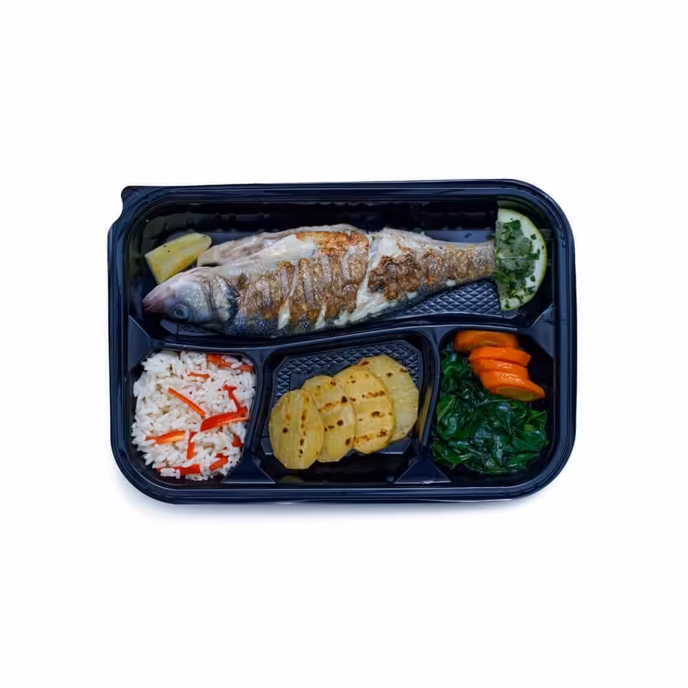Repas équilibré avec poisson et légumes grillés.