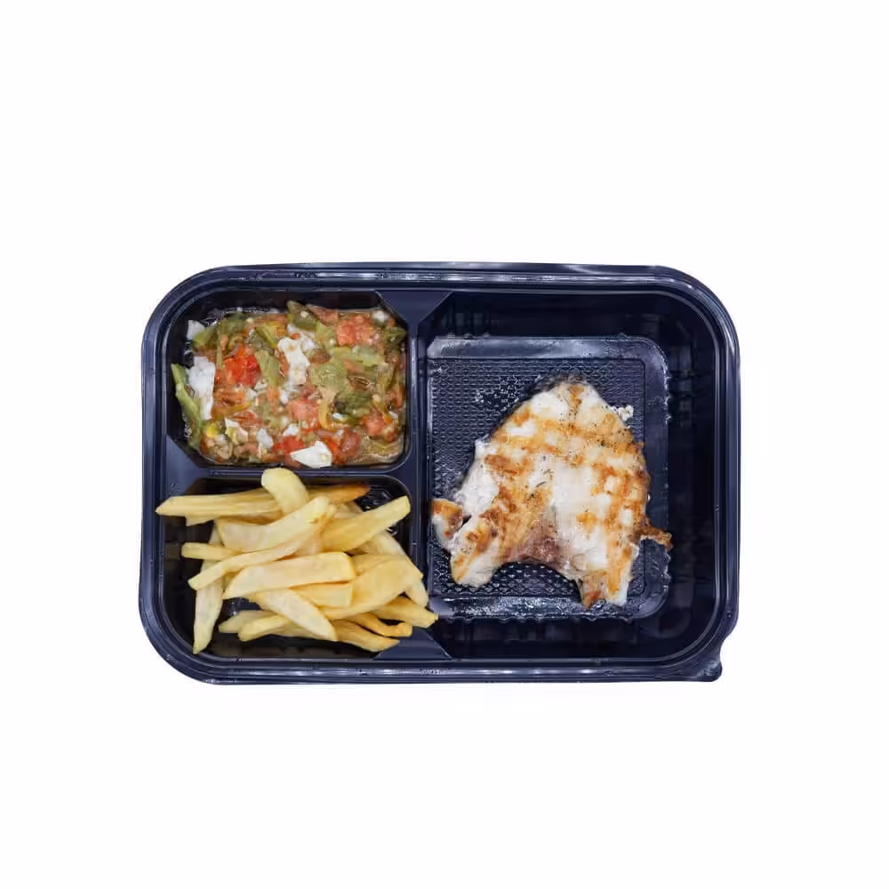 Repas barquette poulet, frites, légumes grillés
