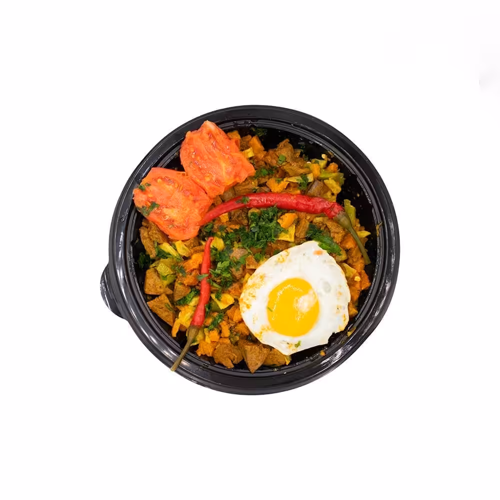 Plat épicé avec œuf, poivrons, tomates